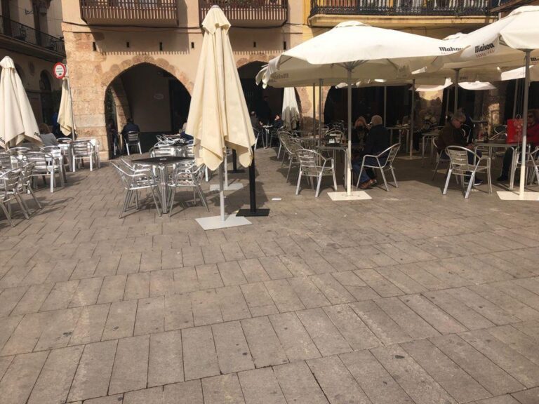 Una trentena de negocis afectats per la Covid-19 han demanat les ajudes en el primer dia de tramitació