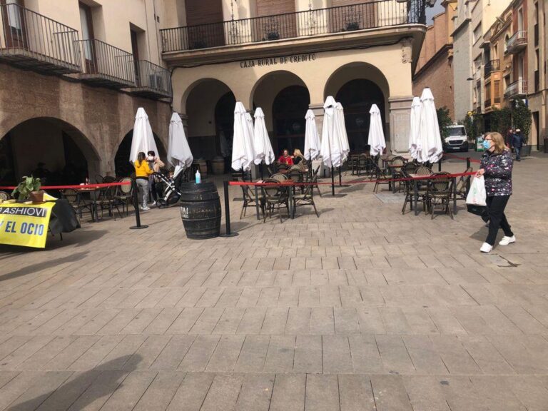 Primer dia d’obertura de l’hostaleria: Més dinamisme i gent al carrer, però les restriccions es fan notar