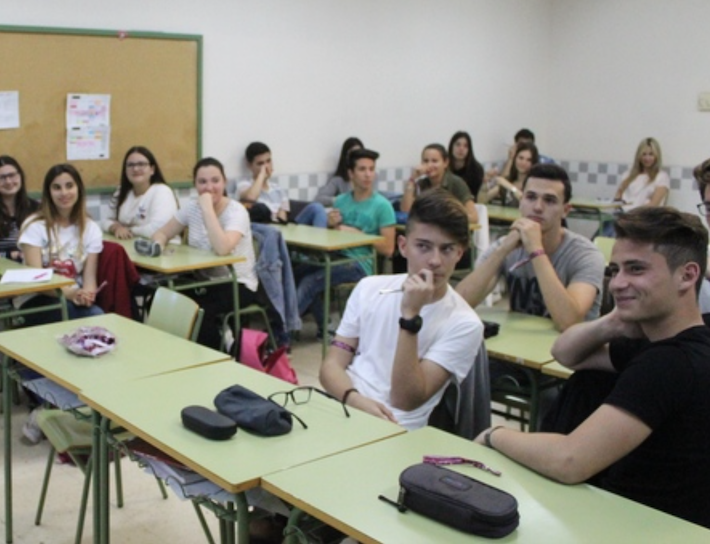 Els joves coneixen de prop els filòlegs valencians més importants de tots els temps amb 'Lingüistes pel carrer' 