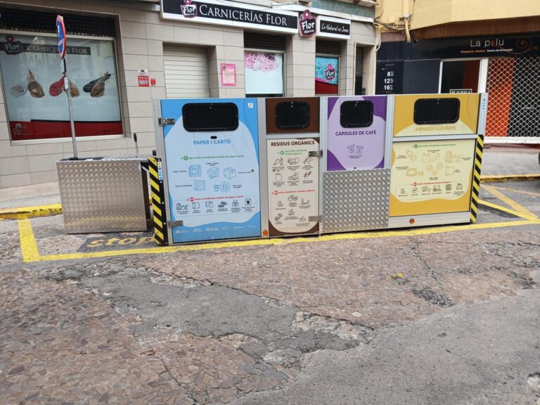 Les illes de reciclatge de Dr. Font i Plaça Major renoven horari i sistema de gestió