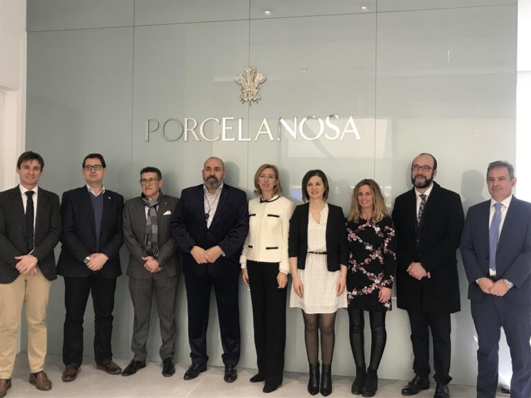 Representants de Compromís visiten la Mostra de Porcelanosa