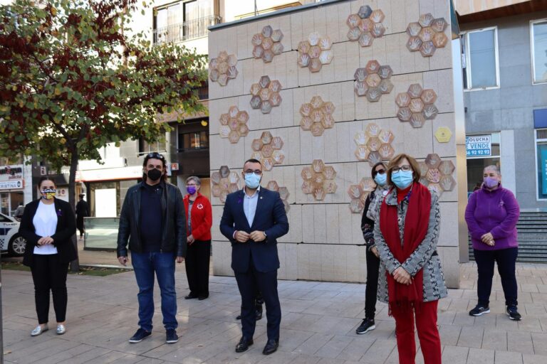 Més 200 persones posen la seua empremta per a dir ‘prou’ a la violència de gènere