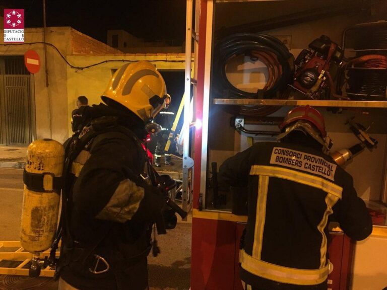 Els bombers sufoquen un incendi que s'havia produït en un habitatge on no residia cap persona i no hi ha ferits