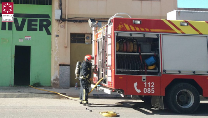 Incendi industrial en l'antiga nau de Frutiver en la zona nord de Vila-real que ja està controlat