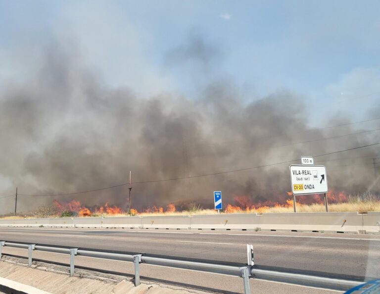 Declarat un incendi de vegetació a Vila-real enfront les instal·lacions de Porcelanosa