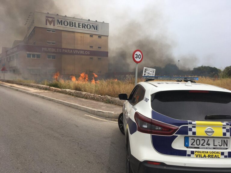 Incendi de cultiu abandonat en una de les entrades de Vila-real
