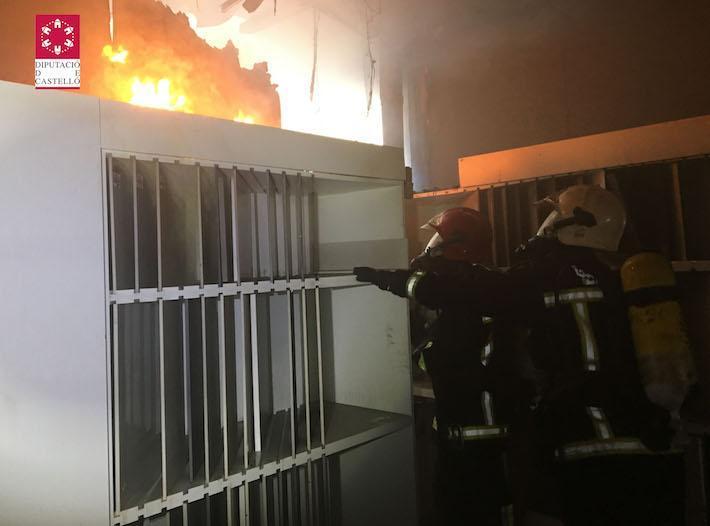 L'incendi en una empresa ceràmica crema vint metres quadrats d'exposició i provoca que part del sostre col·lapse