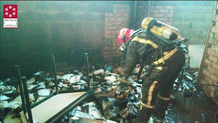 Els bombers extingeixen un incendi en les oficines d’una antiga fàbrica de mobiliari a Vila-real