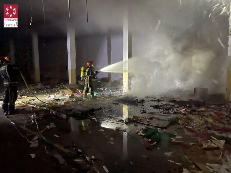 Incendi de matinada en una nau industrial abandonada de Vila-real