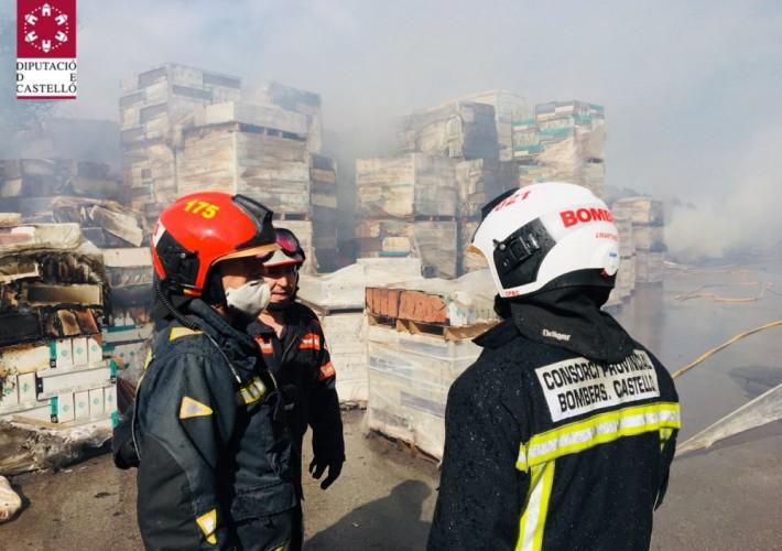 Incendi en l'interior d'un taller d'una empresa ceràmica a la ciutat