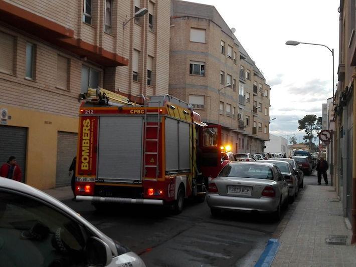 Els Bombers sufoquen un incendi en el carrer Santa Caterina