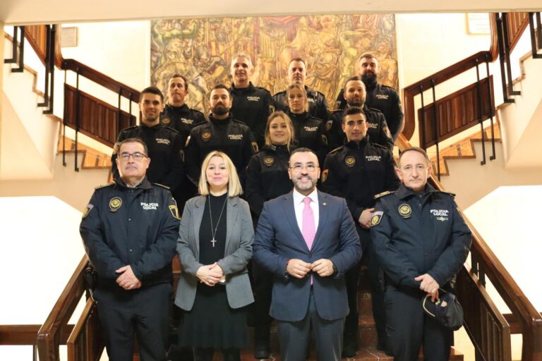 José Benlloch i Silvia Gómez reben a les noves incorporacions de la Policia Local de Vila-real