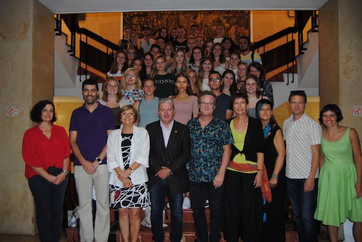 La corporació rep als estudiants suïssos que  participen en l'intercanvi amb el Broch i Llop