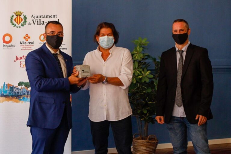 L’actor i dramaturg colombià Venus Albeiro Silva rep el premi Ramón Batalla