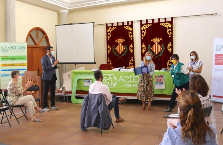 Acudim agraeix a l’Ajuntament la seua col·laboració amb l’entrega d’una placa