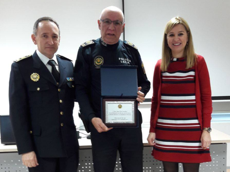 La Policia Local reconeix la tasca de l'inspector Juan Rafael Martí, que es jubila després de 40 anys de servei