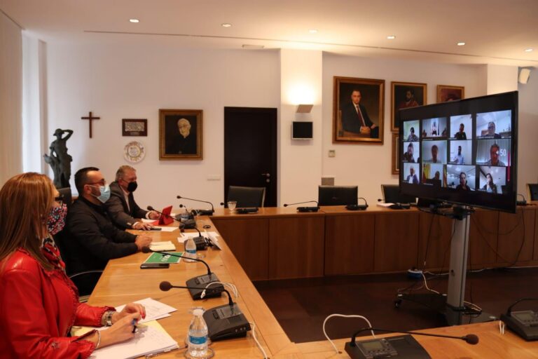 Els grups municipals assisteixen a la reunió amb Reciplasa per a abordar la gestió dels fems