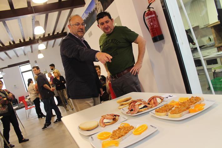 Una trentena de locals hostalers encendran els fogons en la XII Ruta de la Tapa