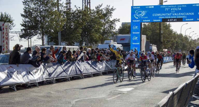 Dylan Groenewegen s'imposa en la primera etapa de l'VCV que ha tingut Vila-real com a meta