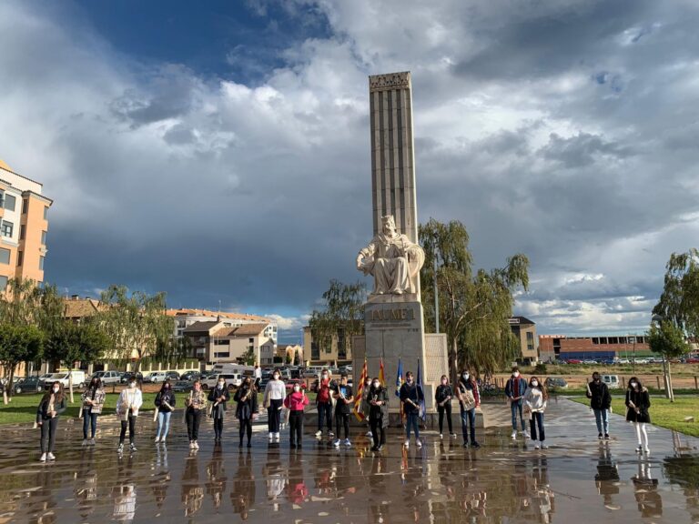 Alumnes d’una desena de centres lligen la Carta Pobla davant l’escultura de Jaume I