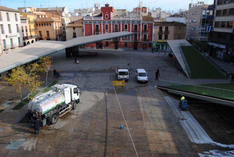 Vila-real millora la higiene urbana amb la neteja integral de la Plaça Major i actuacions a parcs i col·legis