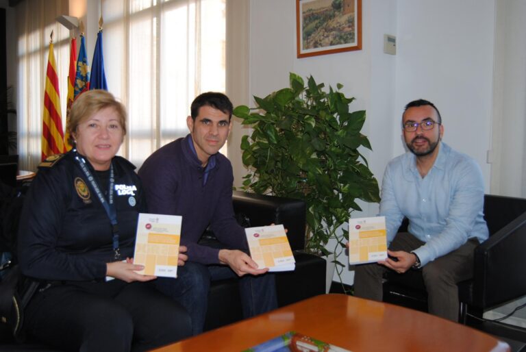 Benlloch rep l'agent Adrián Hierro amb motiu de la presentació del seu llibre