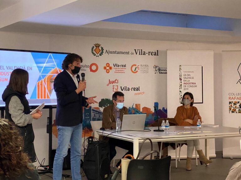 Vila-real posa el focus a la preservació del valencià amb la presentació d'un llibre de Toni Marquès