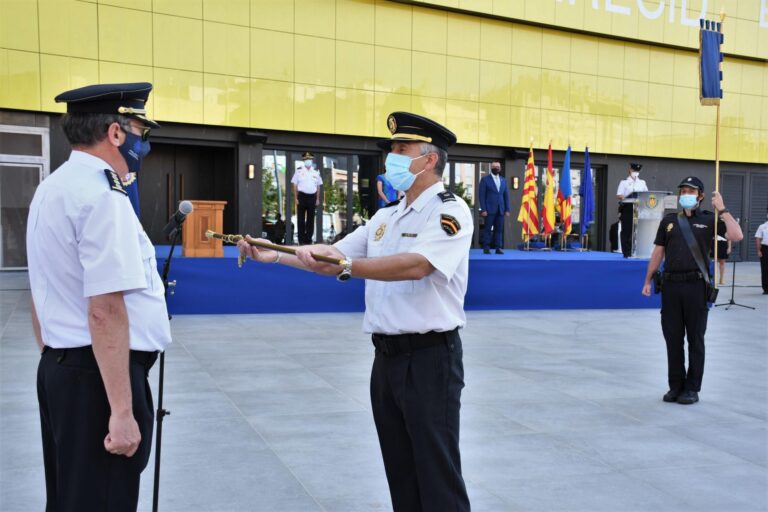 La reivindicació de la nova comissaria protagonitza l’acte d’entrega del bastó de comandament a la Policia Nacional