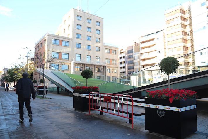 La plaça Major de Vila-real llueix dos nous maceters amb bancs incorporats