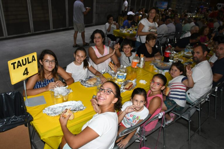 El macrosopar de veïns i veïnes reuneix a més de 1.200 persones a la plaça del Llaurador