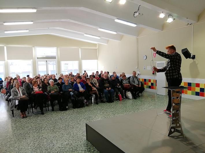 Màgia x Ací arranca amb la primera sessió d’il·lusionisme en el CEAM l’Olivera