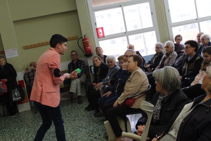 La primera parada de Màgia x Ací, els centres de majors de l'Olivera i Verge de Gràcia