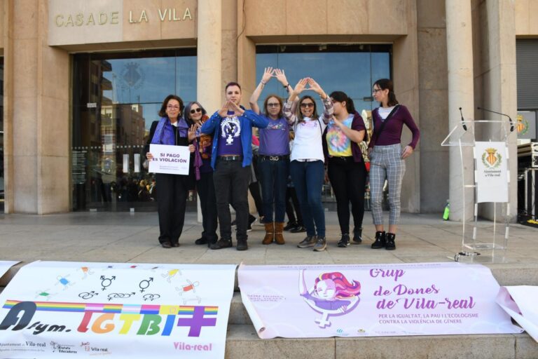 Vila-real es tiny de morat per a commemorar el Dia de la Dona