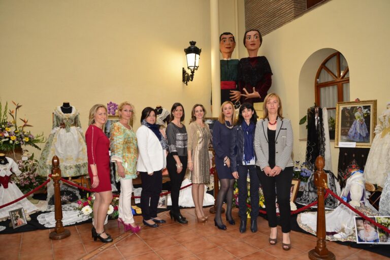 El manifest mostra l’indumentària de Silvia Cantavella i les dames per a les festes de Sant Pasqual