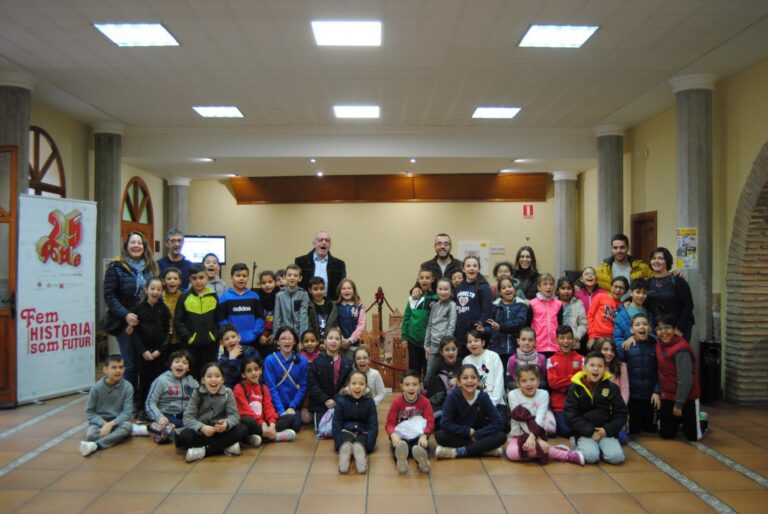 El col·legi Concepción Arenal visita la mostra 'La ciutat emmurallada’ amb l’alcalde i la regidora de Tradicions