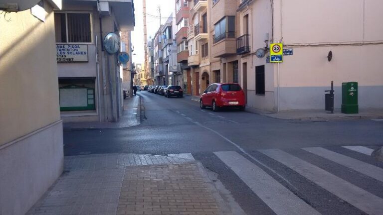 Milloraran les voreres del carrer Mare de Déu dels Àngels per reduir accidents i millorar el trànsit a la zona centre