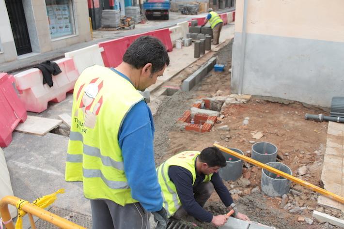 Les voreres del carrer Mare de Déu dels Àngels es remodelen per a guanyar en seguretat i accesibilitat a la via pública