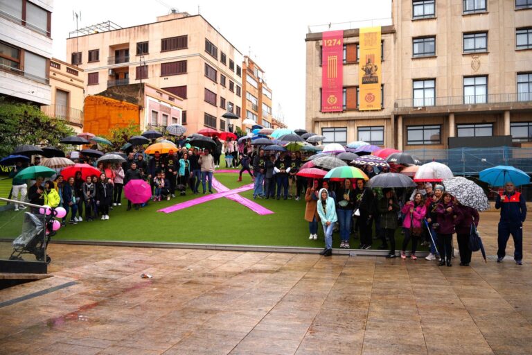 Vila-real es bolca amb l’Associació Castelló Contra el Càncer en un acte solidari malgrat la pluja