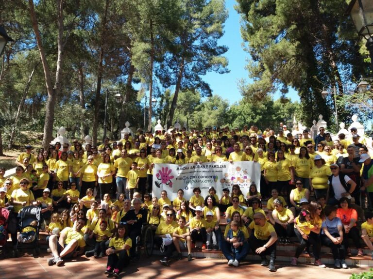 Centenars de persones participen en la II Marxa saludable familiar en benefici dels xiquets amb càncer