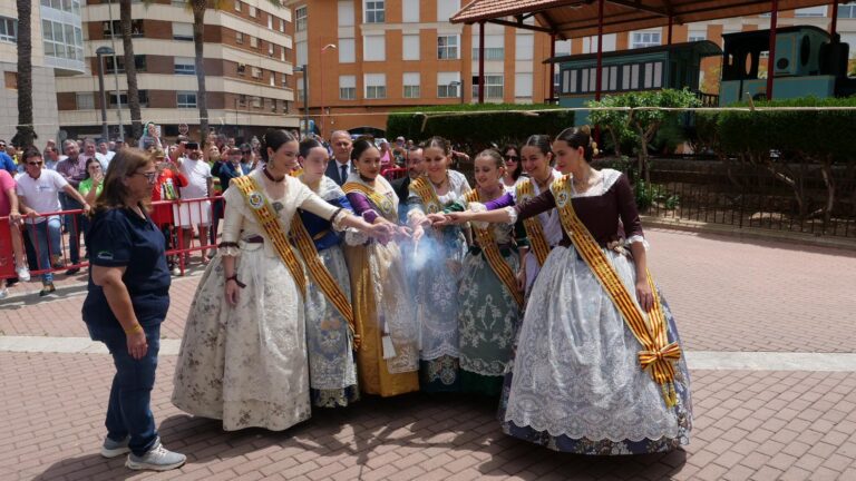 Vila-real es desperta amb gasolina, banyadors i bous en una festa per a tots els gustos