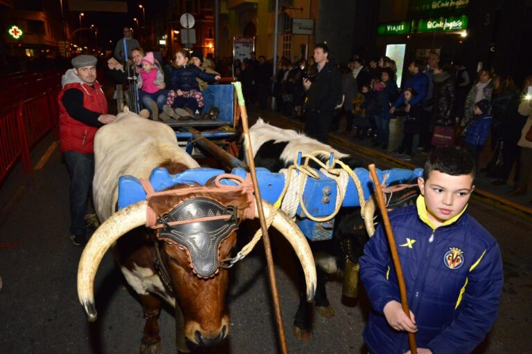 Els veïns beneeixen els seus animals a la Matxà on s'han repartit panets i taulellets