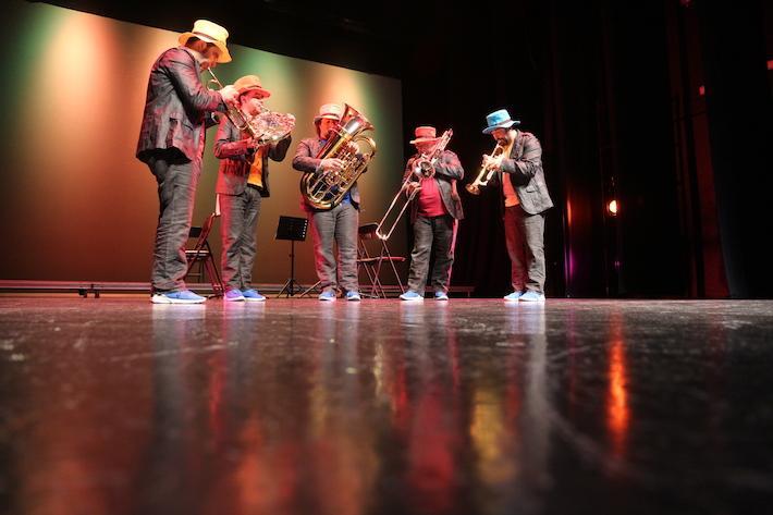 Els escolars gaudeixen del concert pedagògic 'Metàl·lics', del quintet Spanhis Brass Luur Metalls