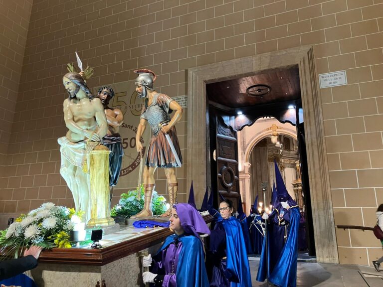 La confraria de Santa Maria Magdalena protagonitza la desfilada processional de Dimecres Sant