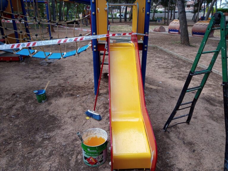 Serveis Públics continua amb la millora del Termet amb l'adequació dels jocs infantils