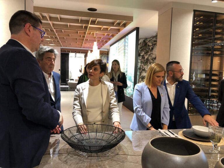 La ministra tendeix la mà als ajuntaments per prioritzar l’habitatge enfront del turisme