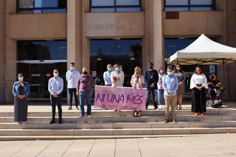 Vila-real realitza un minut de silenci per l’assassinat masclista d’una jove a València