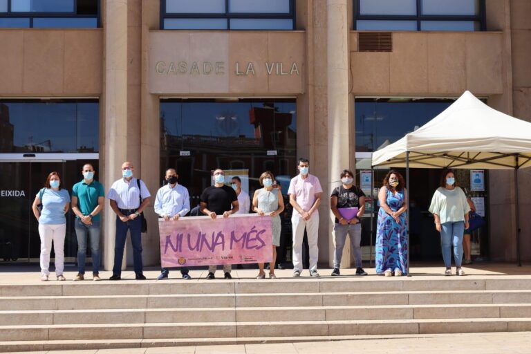 Vila-real guarda un minut de silenci en rebuig de l'últim assasinat masclista a València
