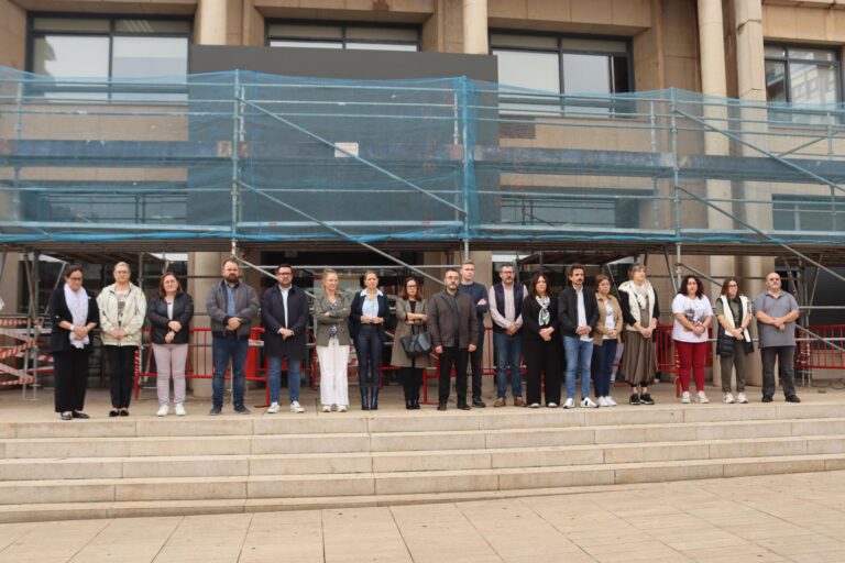 L’Ajuntament guarda un minut de silenci per les víctimes de la DANA i mostra el seu suport als afectats