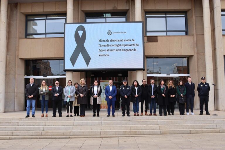 Vila-real guarda un minut de silenci per l’incendi mortal de València