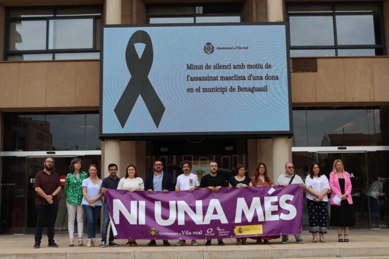 Minut de silenci a Vila-real per cinc dones més assassinades